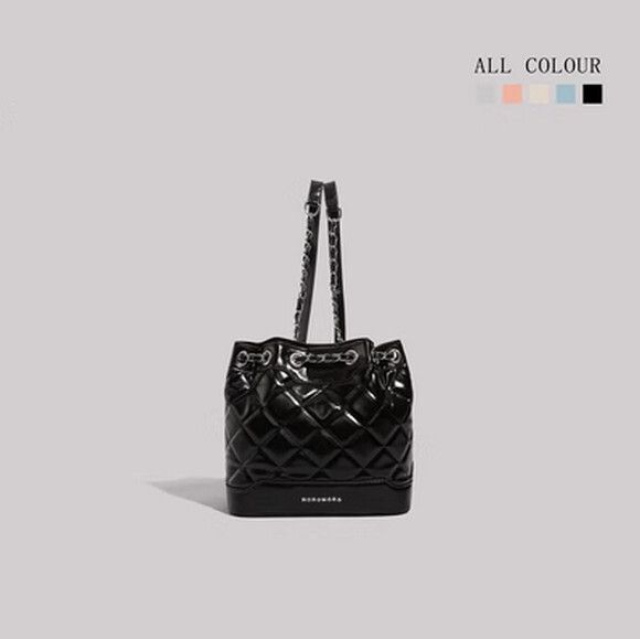 鏈條雙肩包菱格水桶包百搭背包旅行包【黑色】【尺寸：25cm*10cm*22cm】