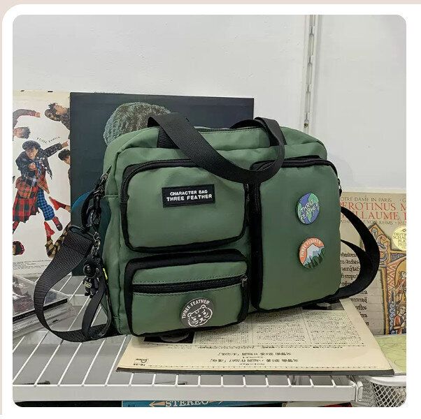 通勤大容量斜挎包（綠色帶三圓徽章加灰太空人掛飾）