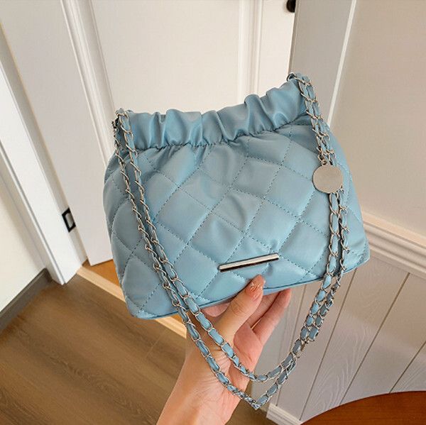 菱格繡線鏈條抽帶斜挎水桶包【藍色】#H078038277