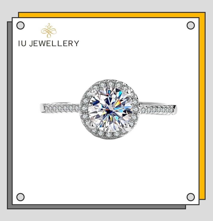 閃鑽莫桑系列 : 925純銀莫桑石經典圓石八心八箭圓包戒指 1卡