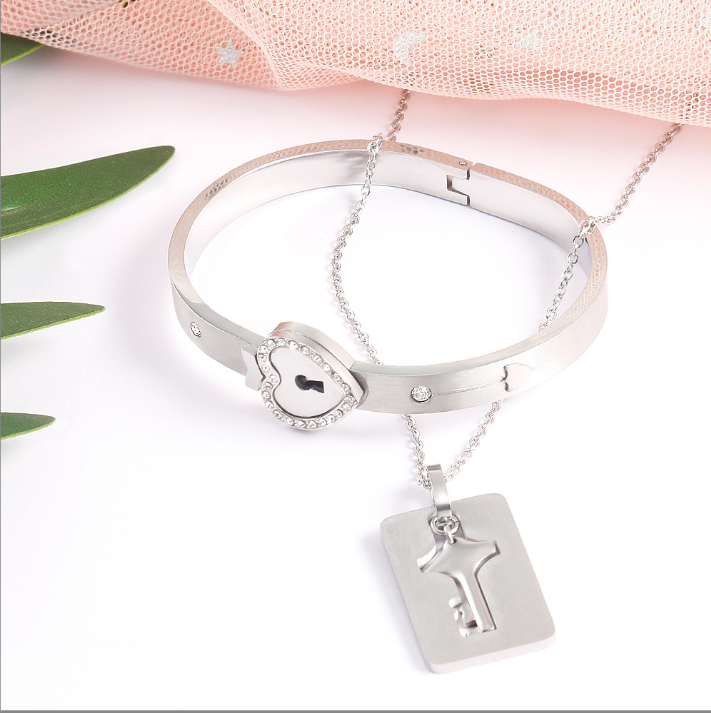 (Silver) Couple Amphibole Bangle + Key Pendant Necklace x 1 Set Key Pendant Open Bracelet