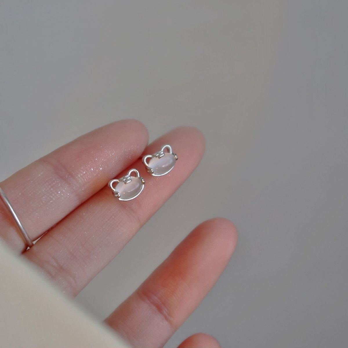 PP02039 神秘創意耳環  ( 銀 月 光 石 貓 咪 ) 防過敏耳釘耳環 TREASURE MAP尋寶圖