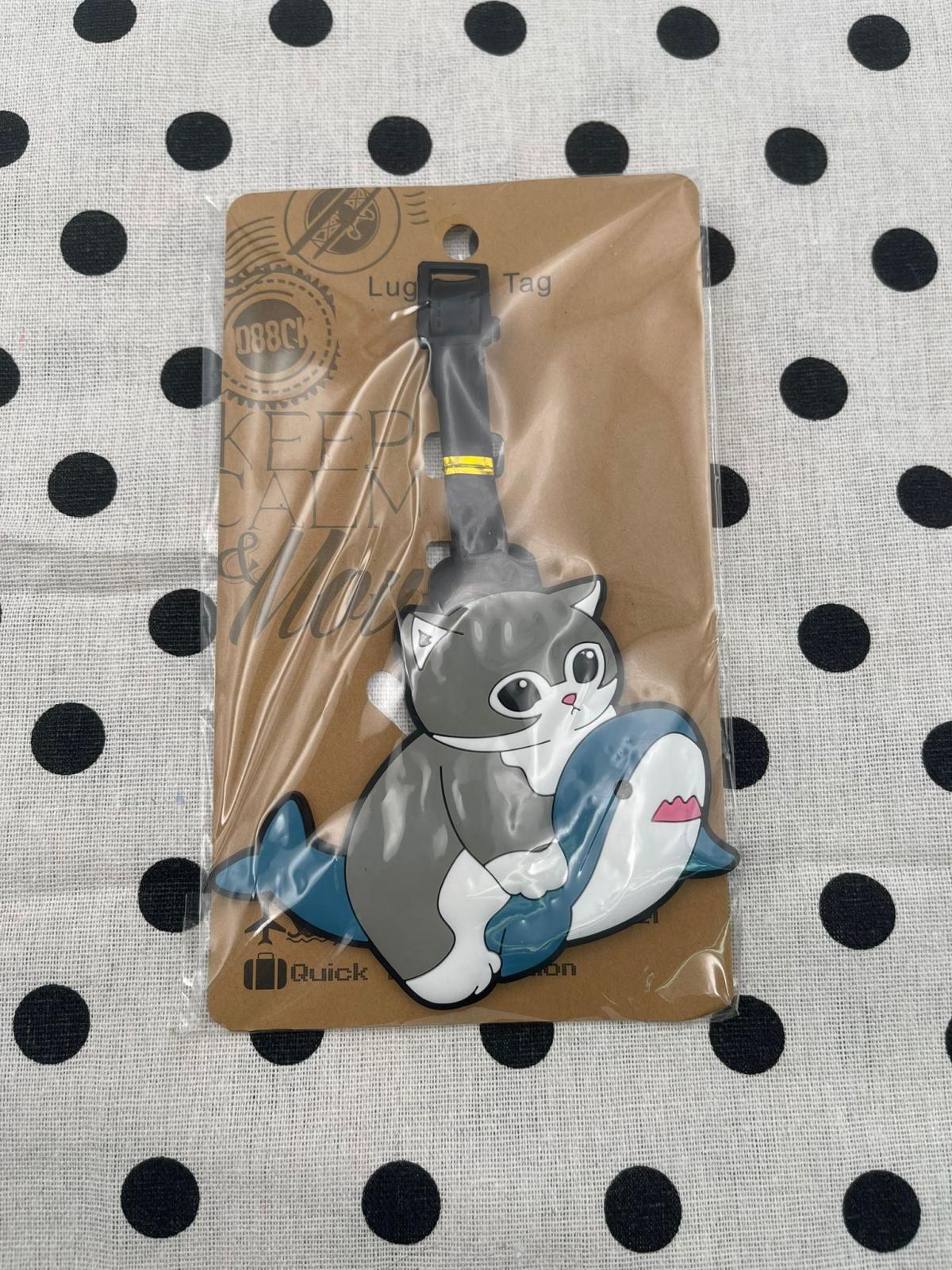 [騎鯊魚的貓咪]可愛李箱行李袋掛牌