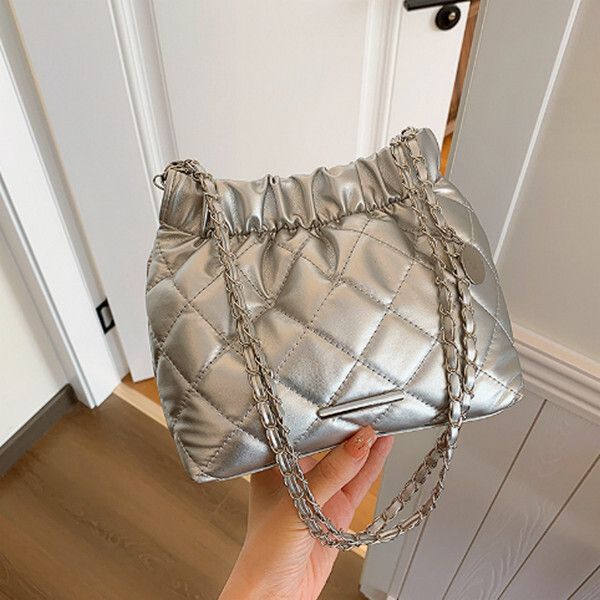 菱格繡線鏈條抽帶斜挎水桶包【銀色】#H078038274